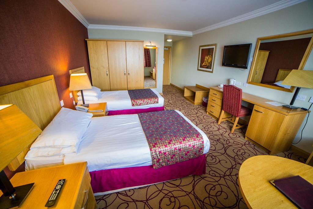 לארן Curran Court Hotel מראה חיצוני תמונה