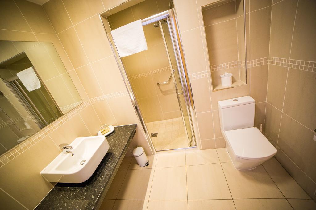 לארן Curran Court Hotel מראה חיצוני תמונה