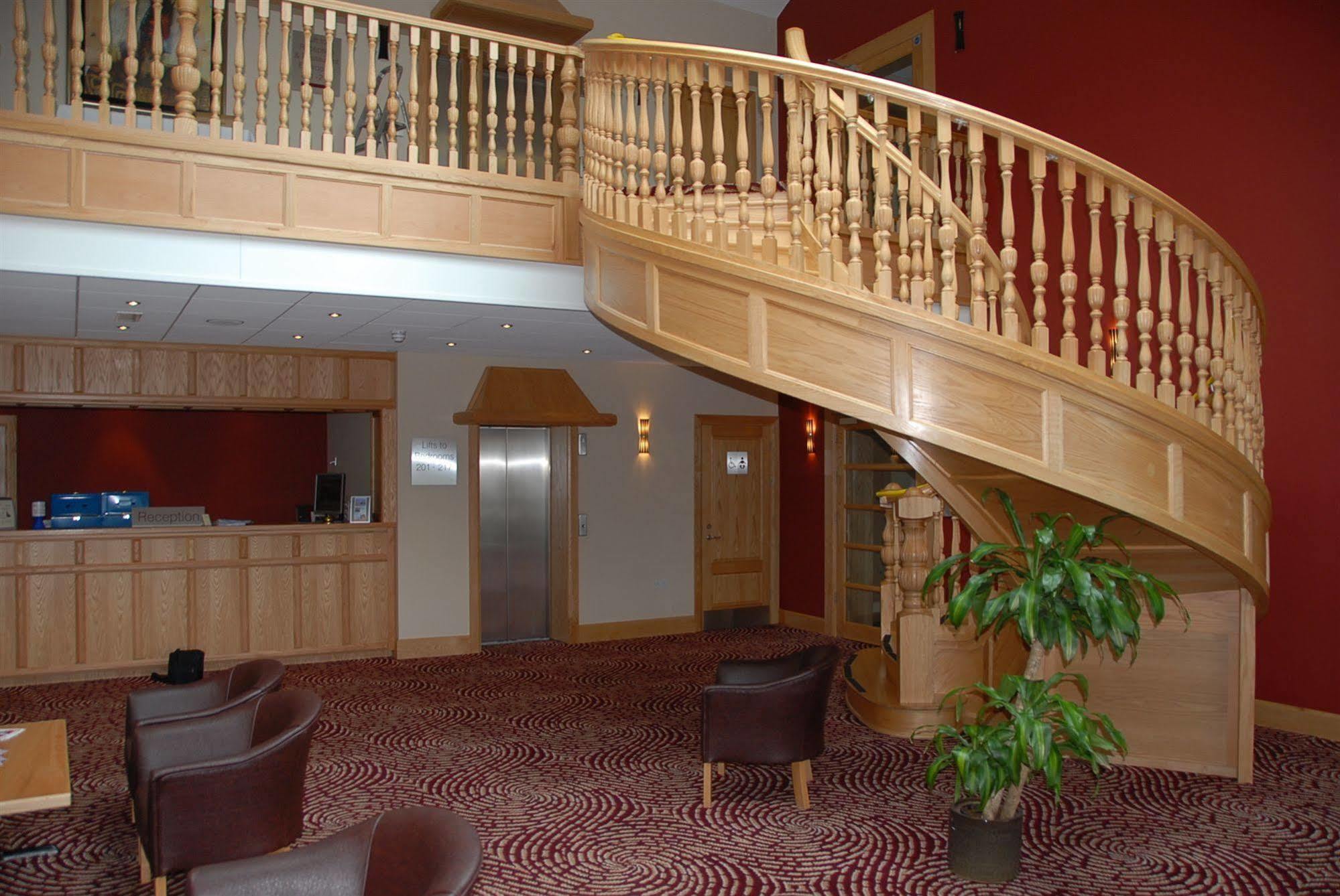 לארן Curran Court Hotel מראה חיצוני תמונה
