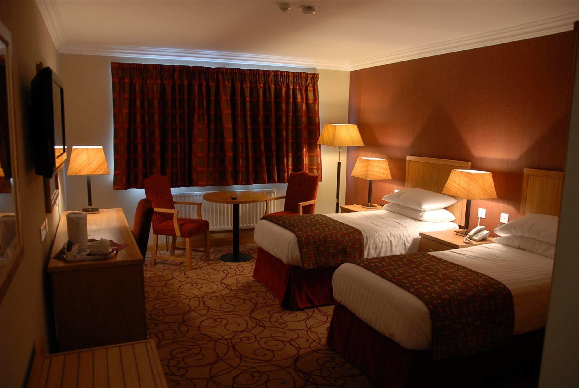 לארן Curran Court Hotel מראה חיצוני תמונה