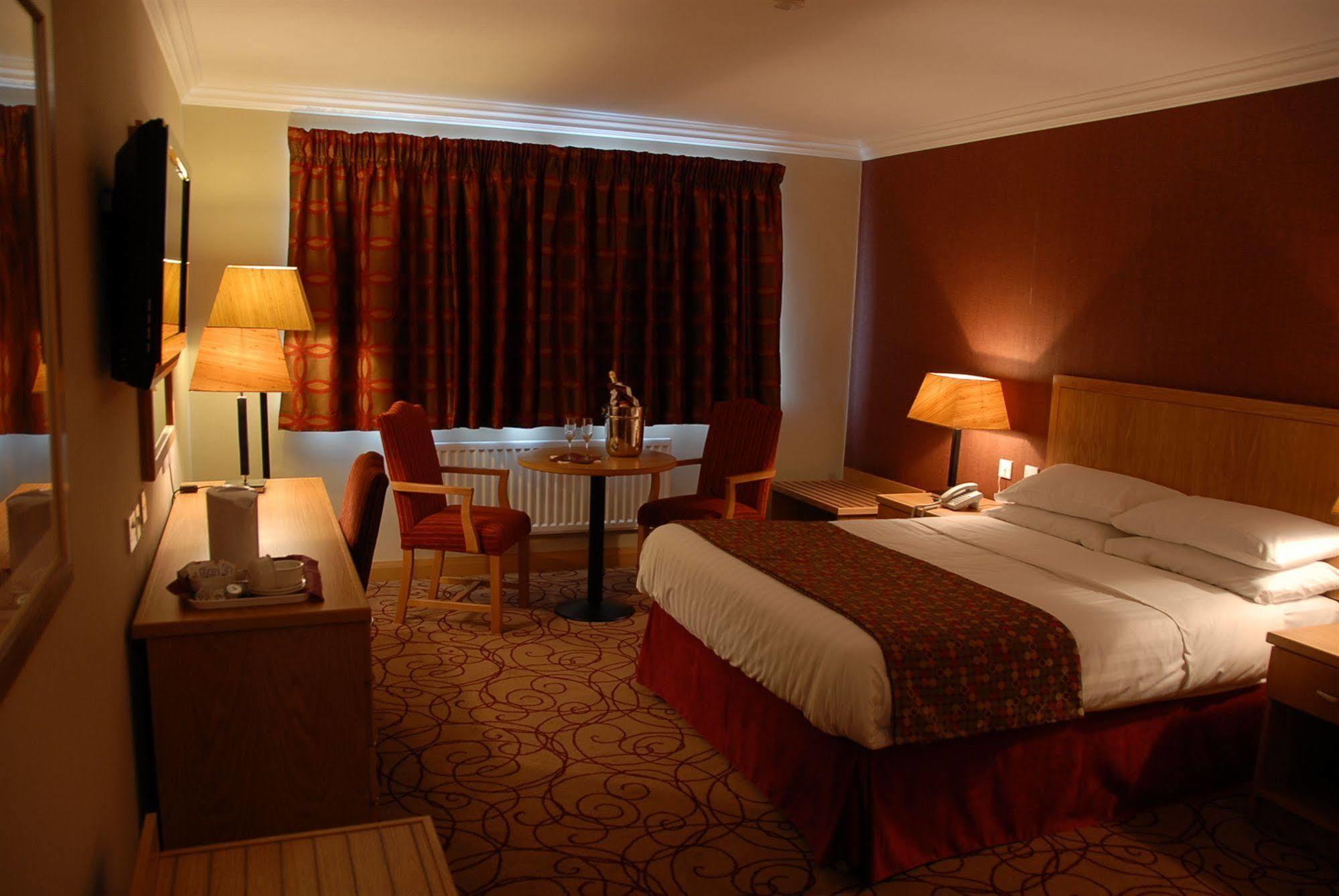 לארן Curran Court Hotel מראה חיצוני תמונה